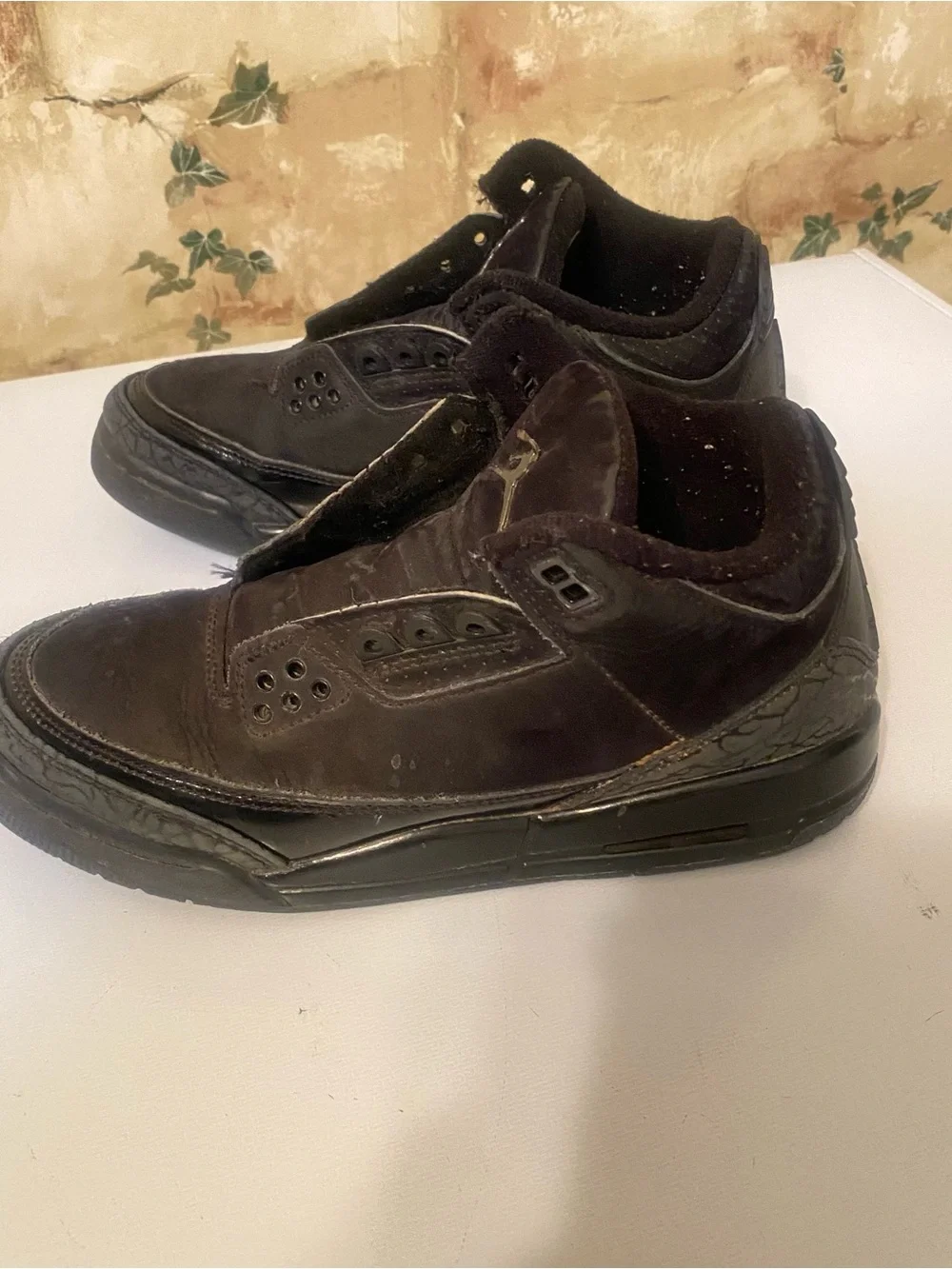Jordan kids boys size 5 Black Suede Low-Top Sneakers